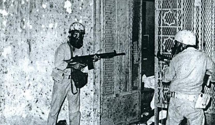 Sejumlah tentara Arab Saudi dengan memakai masker gas akan memasuki koridor bawah-tanah Masjidil Haram, Makkah. Pasukan ini akan meringkus teroris yang menyerang Masjid Suci pada 1979.