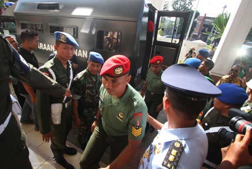 Sejumlah terdakwa anggota Kopassus penyerang tahanan Lapas 2B tiba di Pengadilan Militer II-11 Yogyakarta, Bantul, Yogyakarta, Kamis (20/6). 