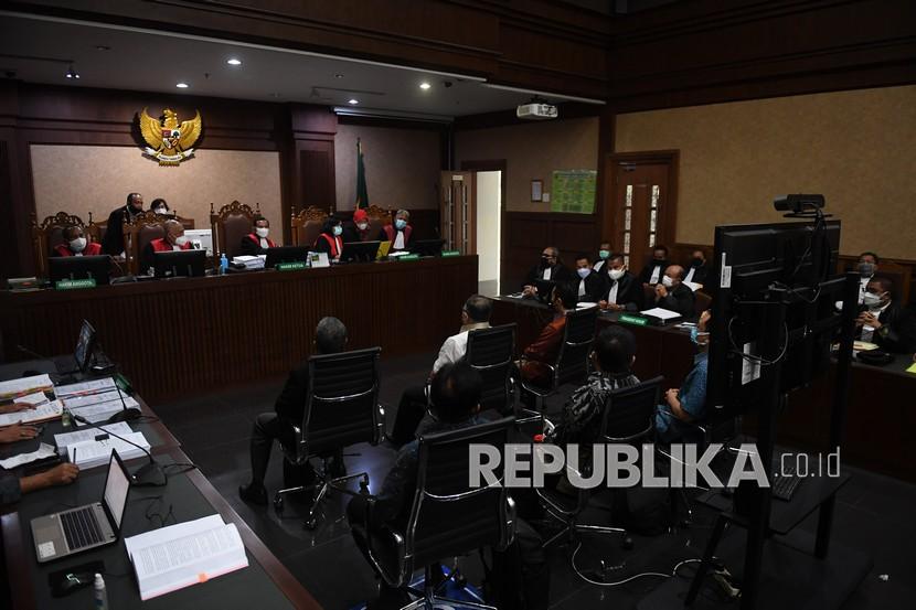 Sejumlah terdakwa kasus dugaan korupsi Asabri mengikuti sidang perdana di Pengadilan Tipikor, Jakarta, Senin (16/8/2021). Sidang perdana kasus dugaan korupsi Asabri digelar dengan agenda pembacaan dakwaan. 