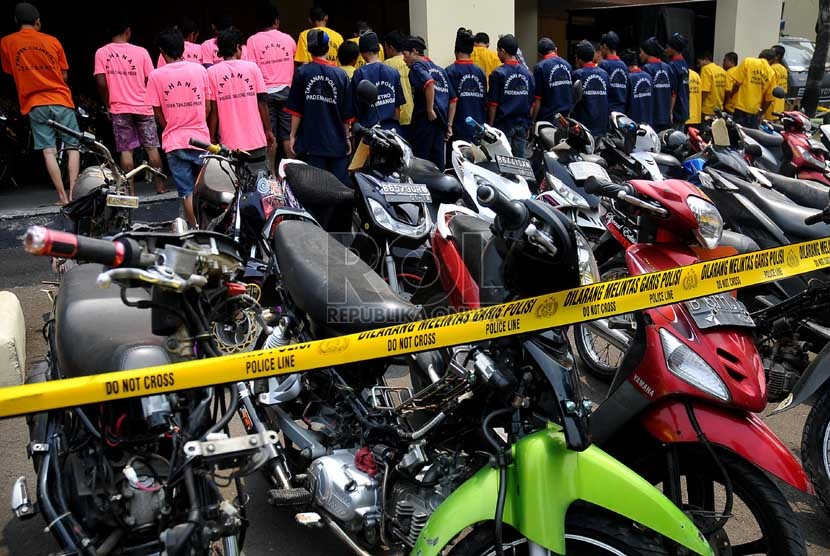   Sejumlah tersangka berserta barang bukti kasus curanmor diperlihatkan petugas kepolisian di halaman Polres Jakarta Utara, Senin (2/12).  (Republika/Prayogi)