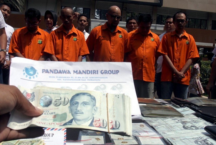 Sejumlah tersangka dan barang bukti kasus dugaan penipuan oleh Pandawa Grup diperlihatkan ke media di Mapolda Metro Jaya, Jakarta, Kamis (9/3).