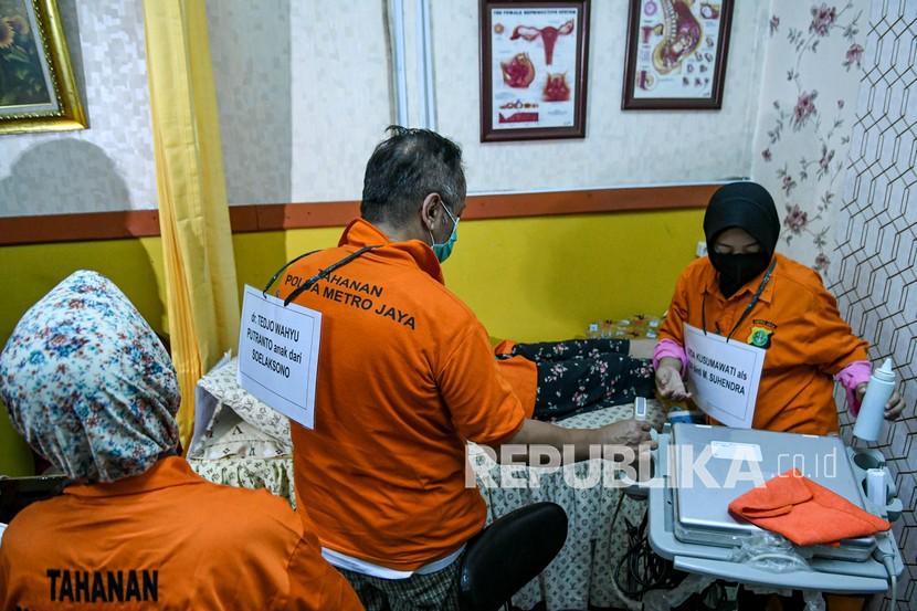 Sejumlah tersangka melakukan adegan rekonstruksi dari praktek aborsi ilegal di klinik kawasan Raden Saleh, Jakarta, Rabu (19/8/2020). Dokter berinisial SWS yang terlibat dalam kasus aborsi ilegal meninggal dunia akibat Covid-19.