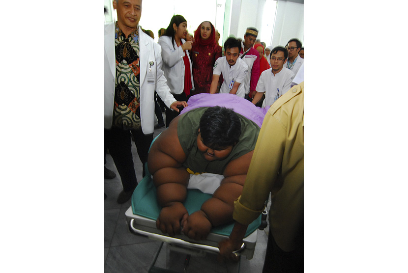 Sejumlah tim dokter membawa Arya Permana (10), anak dengan 'Severe Obesity' atau Kegemukan yang amat sangat untuk dirawat di Rumah Sakit Hasan Sadikin (RSHS), Bandung, Jawa Barat, Senin (11/7). 