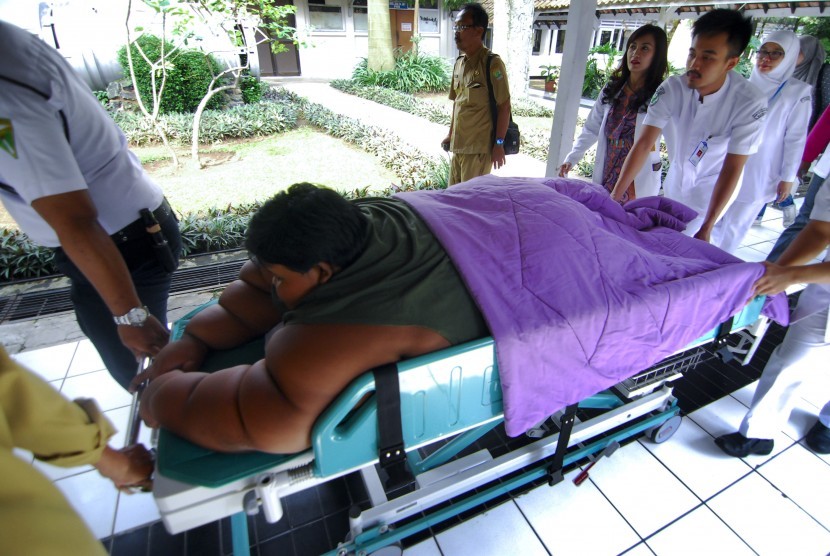 Sejumlah tim dokter membawa Arya Permana (10), anak dengan 'Severe Obesity' atau Kegemukan yang amat sangat untuk dirawat di Rumah Sakit Hasan Sadikin (RSHS), Bandung, Jawa Barat, Senin (11/7).
