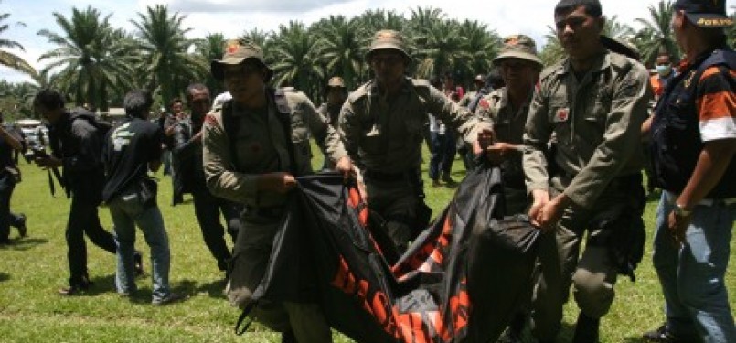 Sejumlah tim gabungan dari TNI, Polri dan Basarnas mengangkat kantong berisi jenazah korban pesawat Casa 212-200 PK-TLF, di Kecamatan Bahorok, Kabupaten Langkat, Sumut, Ahad (2/10). 