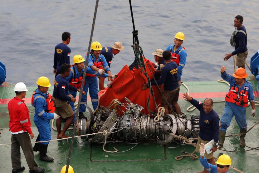 Sejumlah tim penyelam Dislambair Koarmada 1 TNI Angkatan Laut bersama petugas saat mengangkut turbin pesawat Lion air JT 610 di Perairan Tanjung Karawang.