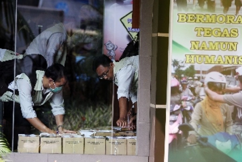  Sejumlah Tim Penyidik KPK memeriksa dokumen di Kantor Korps Lalu Lintas Mabes Polri di Jakarta, Selasa (31/7). 