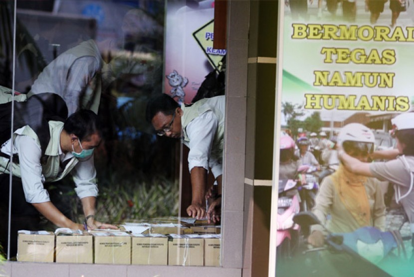 Sejumlah Tim Penyidik KPK memeriksa dokumen di Kantor Korps Lalu Lintas Mabes Polri di Jakarta, Selasa (31/7). Pemeriksaan dokumen tersebut berkaitan dengan dugaan korupsi pengadaan simulator SIM.