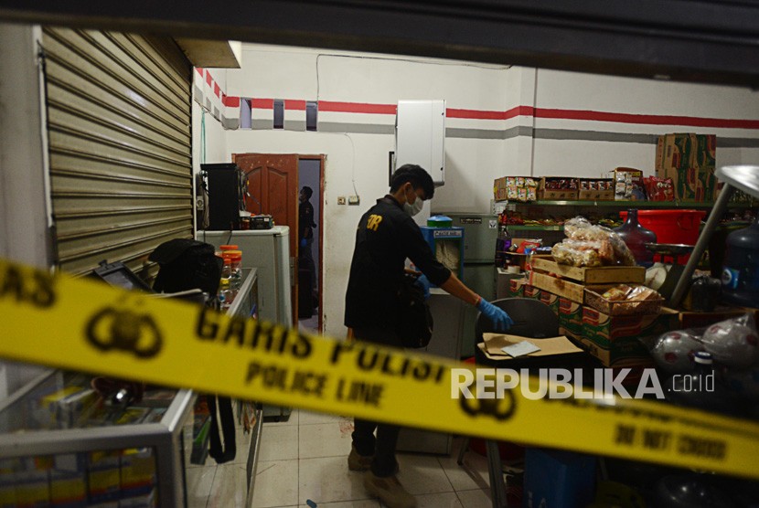 Sejumlah Tim Puslabfor Polda Metro Jaya saat melakukan olah TKP kasus pembunuhan satu keluarga di Jalan Bojong Nangka II, Jatirahayu, Pondok Melati, Bekasi, Jawa Barat, Selasa (13/11).