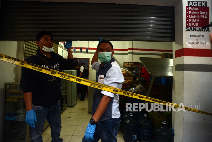 Sejumlah Tim Puslabfor Polda Metro Jaya saat melakukan olah TKP kasus pembunuhan satu keluarga di Jalan Bojong Nangka II, Jatirahayu, Pondok Melati, Bekasi, Jawa Barat, Selasa (13/11).