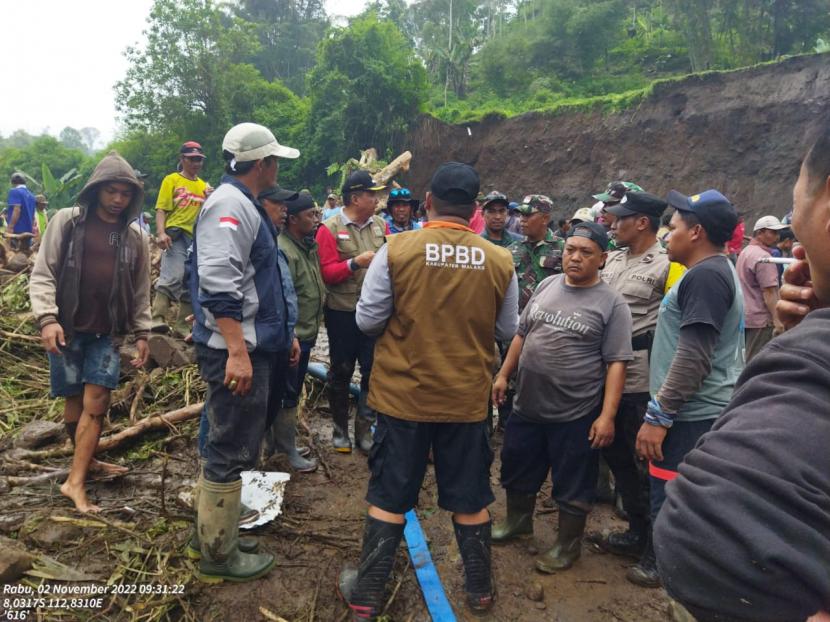 Sejumlah tim relawan dan masyarakat mencari keberadaan satu warga yang hilang di Kecamatan Poncokusumo, Kabupaten Malang, Rabu (2/11/2022). Warga tersebut diduga telah terbawa tanah longsor yang terjadi pada Selasa (1/11/2022) sore.