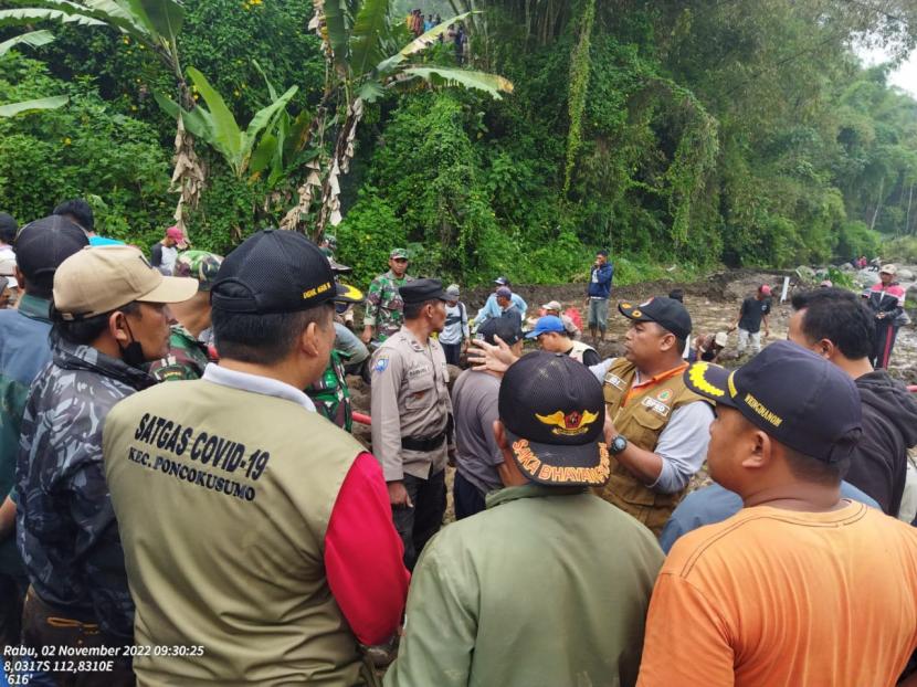 Sejumlah tim relawan dan masyarakat mencari keberadaan satu warga yang hilang di Kecamatan Poncokusumo, Kabupaten Malang, Rabu (2/11/2022). Warga tersebut diduga telah terbawa tanah longsor yang terjadi pada Selasa (1/11/2022) sore. 