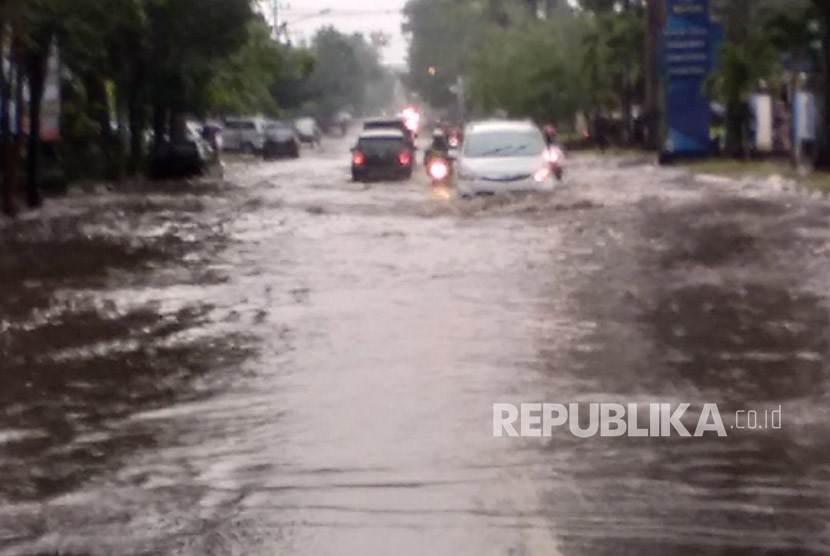 Sejumlah titik di Kota Malang mengalami banjir setelah diguyur hujan berintensitas tinggi  (ilustrasi)