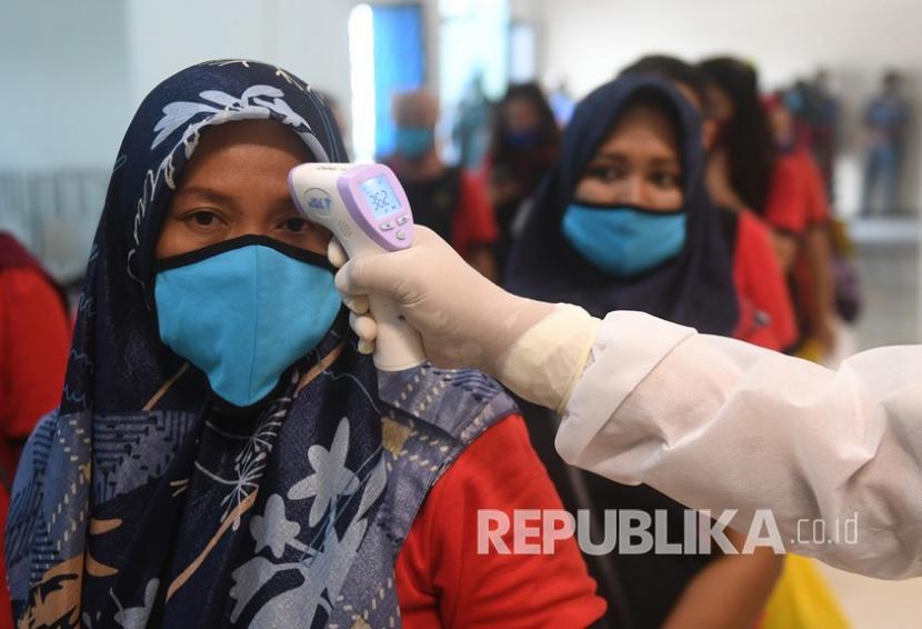 Sejumlah TKI dipulangkan dari Malaysia diukur suhu tubuhnya setibanya di Terminal Penumpang Nusantara Pelabuhan Tanjung Priok, Jakarta. (Ilustrasi)