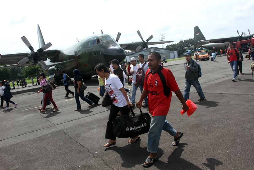  Sejumlah TKI turun dari pesawat Hercules milik TNI AU setibanya di Lanud Soewondo, Medan, Sumut, Rabu (24/12). (Antara/Irsan Mulyadi)