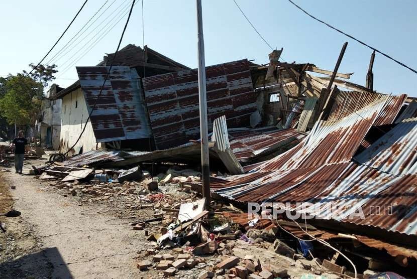 Sejumlah toko dan gudang yang rusak akibat diterjang gempa dan tsunami berkekuatan 7,4 SR di kawasan Pergudangan Kabupaten Donggala, Sulteng, Senin (1/10).