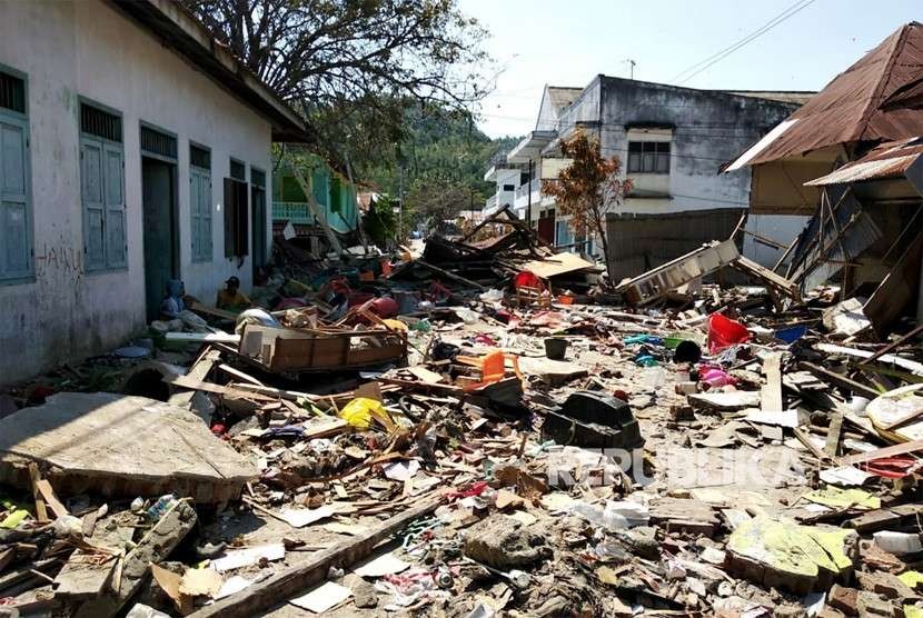 Sejumlah toko dan gudang yang rusak akibat diterjang gempa dan tsunami berkekuatan 7,4 SR di kawasan Pergudangan Kabupaten Donggala, Sulteng, Senin (1/10).