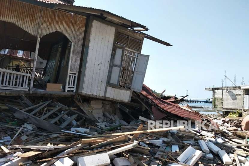 Sejumlah toko dan gudang yang rusak akibat diterjang gempa dan tsunami berkekuatan 7,4 SR di kawasan Pergudangan Kabupaten Donggala, Sulteng, Senin (1/10). 