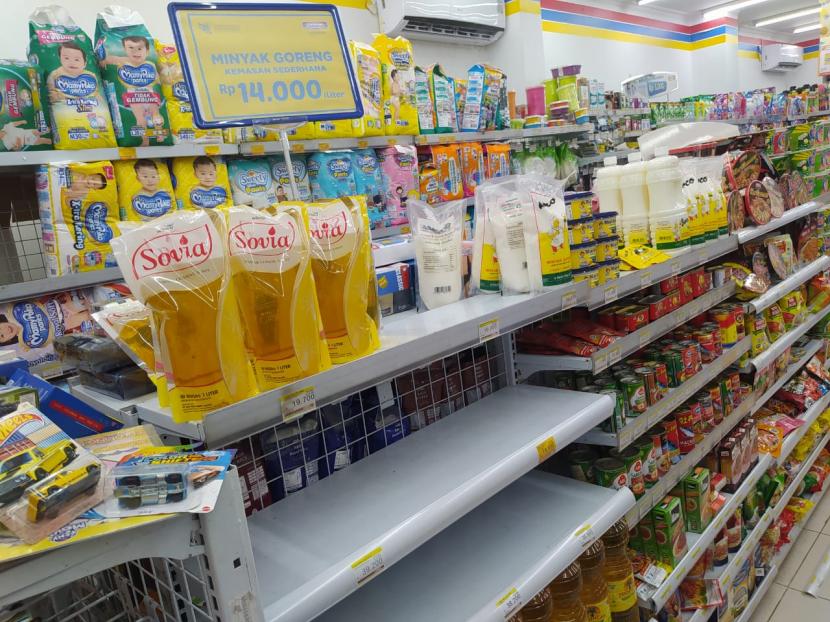 Sejumlah toko ritel menjual minyak goreng satu harga untuk semua merek, dengan harga Rp 14 ribu/liter.