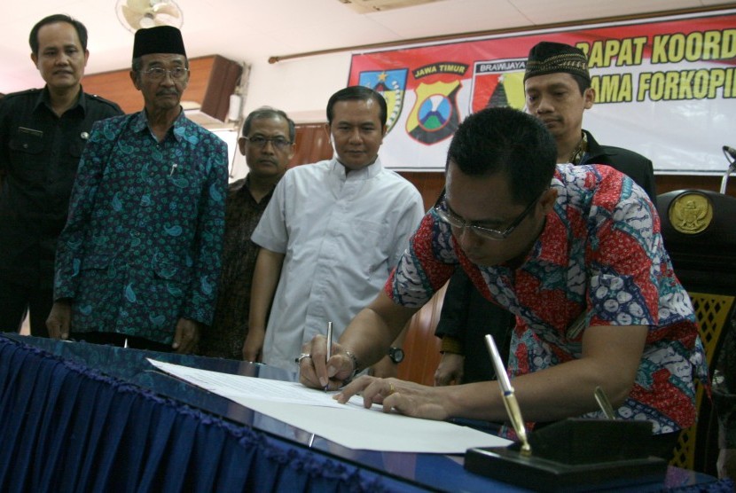 Sejumlah tokoh agama yang tergabung dalam Forum Kerukunan Umat Beragama (FKUB) menandatangani kesepakatan bersama untuk tetap menjaga persatuan dan kesatuan (Ilustrasi)