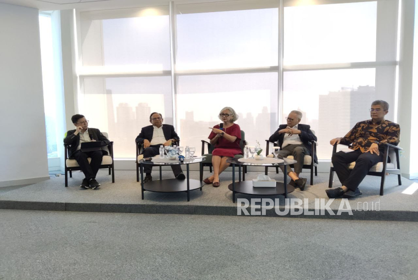 Sejumlah tokoh antikorupsi menyampaikan pandangannya sebagai amicus curiae (sahabat pengadilan) terkait uji materi (judicial review) atas Pasal 2 ayat (1) dan Pasal 3 UU Nomor 31 Tahun 1999 tentang Pemberantasan Tindak Pidana Korupsi (UU Tipikor)