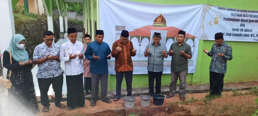 Sejumlah tokoh berdoa, semoga Allah memudahkan pembangunan masjid Pesantren Darul Ummah di Cisoka Kabupaten Tangerang Banten. 