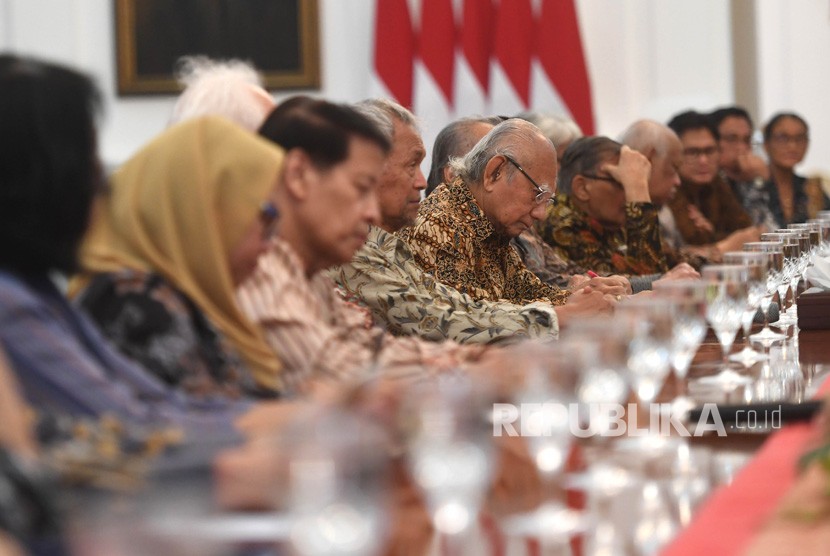 Sejumlah tokoh dan budayawan mengikuti pertemuan dengan Presiden Joko Widodo di Istana Merdeka, Jakarta, Kamis (26/9/2019). 