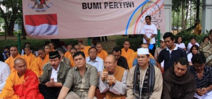  Sejumlah tokoh dan jamaah lintas agama melakukan aksi doa bersama di depan Istana Presiden, Jakarta.