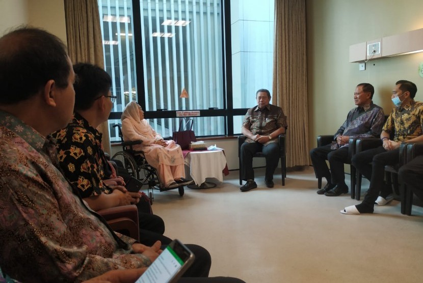 Sejumlah tokoh Gerakan Suluh Kebangsaan dan tokoh masyarakat melakukan silaturahmi dengan Presiden RI ke-6 Susilo Bambang Yudhoyono (SBY) sekaligus menjenguk kondisi terkini istri SBY, Kristiani Herrawati (Ani Yudhoyono) di National Universitas Hospital (NUH) Singapura, Jumat (3/5).