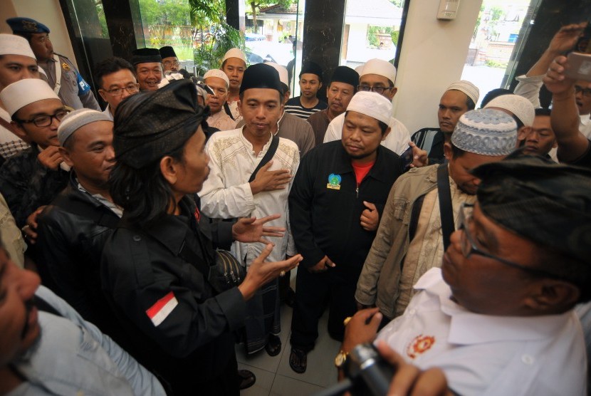 Sejumlah tokoh Hindu dan Islam Bali berdiskusi saat melaporkan Front Pembela Islam (FPI) ke Polda Bali, Senin (16/1).