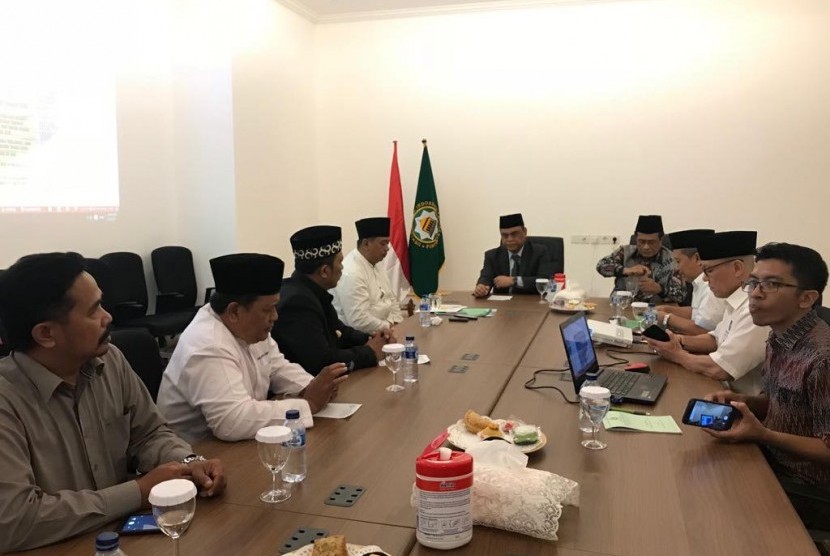 Sejumlah tokoh 'kota wali'Cirebon, mendatangi Wakil Ketua Umum Pengurus Pusat Dewan Masjid Indonesia (DMI), Komjen Pol Drs H Syafruddin MSi, Sabtu (31/3), di Kantor Pusat DMI, Jalan Jenggala, Jakarta Selatan. 