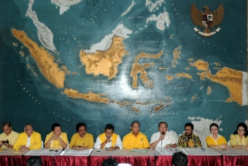 Sejumlah tokoh lintas generasi Partai Golkar memberikan keterangan pers di Jakarta terkait percepatan Musyawarah Nasional (Munas) untuk pergantian ketua umum.