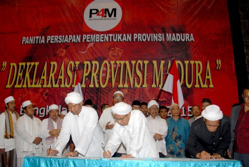 Sejumlah tokoh masyarakat menandatangi naskah Panitia Persiapan Pembentukan Provinsi Madura (P4M), saat Deklarasi P4M di Gedung Rato Ebuh, Bangkalan, Jatim, Selasa (10/11).