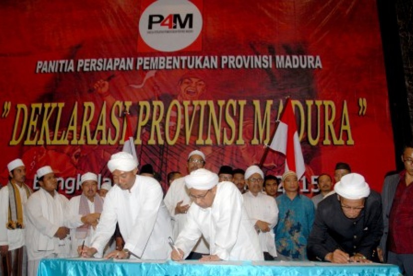 Sejumlah tokoh masyarakat menandatangi naskah Panitia Persiapan Pembentukan Provinsi Madura (P4M), saat Deklarasi P4M di Gedung Rato Ebuh, Bangkalan, Jatim, Selasa (10/11)