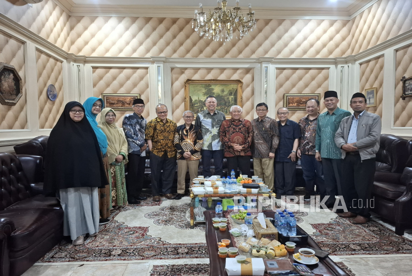Sejumlah tokoh Muslim Indonesia, termasuk Prof Din Syamsuddin, menyelenggarakan kelompok diskusi terarah (focus group discussion) bertajuk Viabilitas Masyarakat dan Negara Madani di Era Modern, di Menteng, Jakarta, Selasa (5/8/2025).