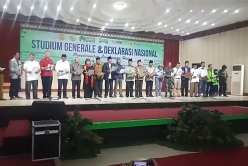 Sejumlah tokoh nasional membakan deklarasi penyelamatan lingkungan hidup di Perguruan Tinggi La Tansa Mashiro, Lebak, Banten.