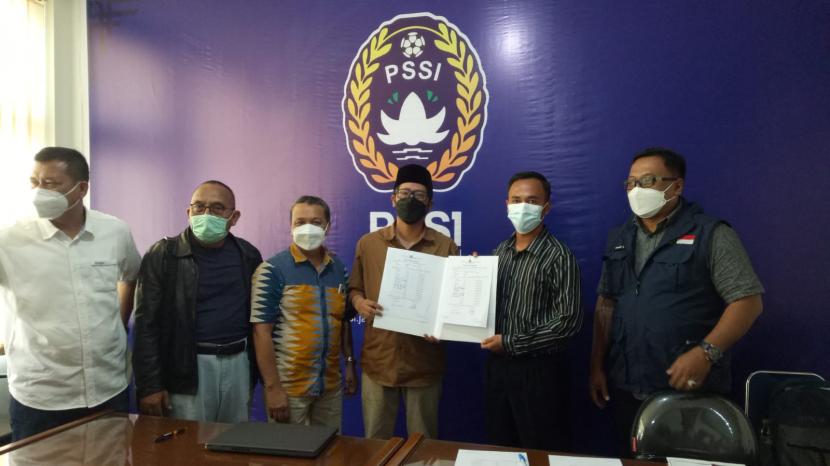 Sejumlah tokoh sepakbola mulai dari asosiasi kabupaten/kota, pemilik klub, hingga mantan exco PSSI pusat mendukung Ramram Mukhlis Ramdani untuk menjadi ketua umum PSSI Jawa Barat periode 2021-2025. 