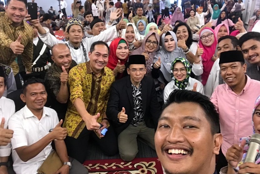 Sejumlah tokoh seperti TGB M Zainul Majdi, Wali Kota Tangerang Selatan Airin Rahmi Diany, Menteri Perdagangan periode 2009-2014 M Lutfi dan Penggagas Rabu Hijrah ArIef Rosyid berpose bersama peserta Rabu Hijrah.