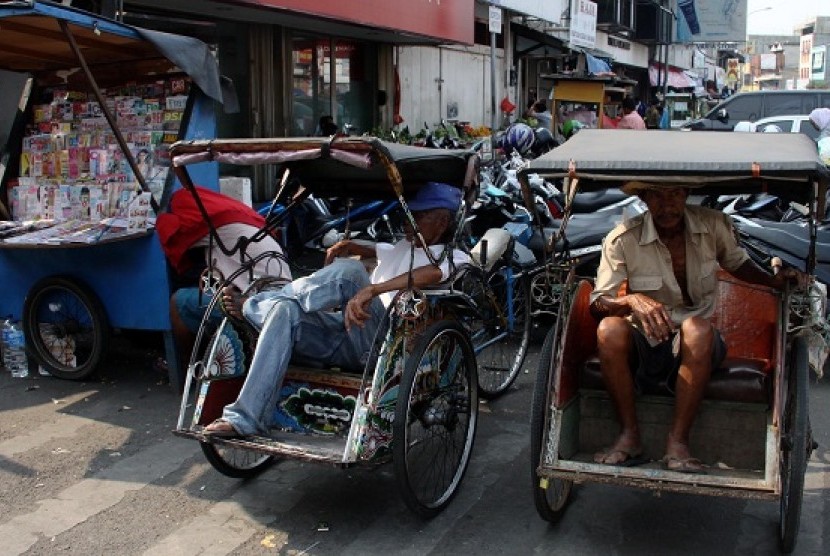 Sejumlah transportasi becak berderet menunggu penumpang di Jalan Ki Samaun Pasar Lama, Kota Tangerang, Banten, Selasa (9/10).