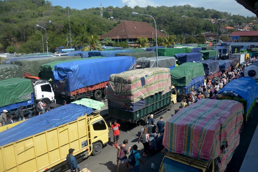 Sejumlah truk angkutan barang menunggu jadwal keberangkatan menggunakan kapal feri di pelabuhan. ilustrasi