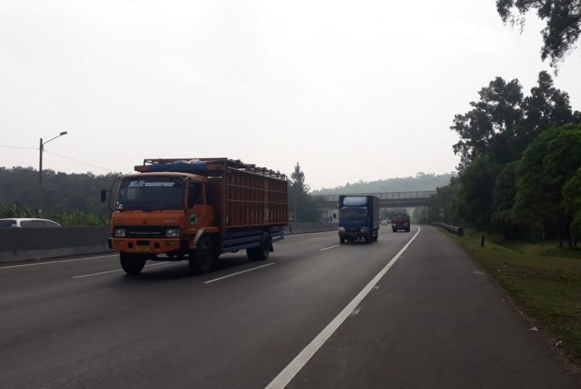 Sejumlah truk barang masih melintasi ruas jalan tol Purwakarta-Bandung-Cileunyi (Purbaleunyi) pada Jumat (8/6). Hal itu tetap terjadi meski telah dikeluarkan imbauan pada truk barang untuk tidak melintas jelang puncak arus mudik. 