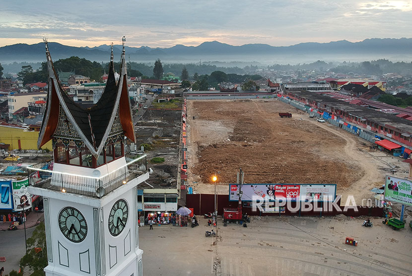 Sejumlah truk berada di area Pasar Atas yang sudah dibersihkan dari puing bangunan, di Bukittinggi, Sumatera Barat, Selasa (12/6).