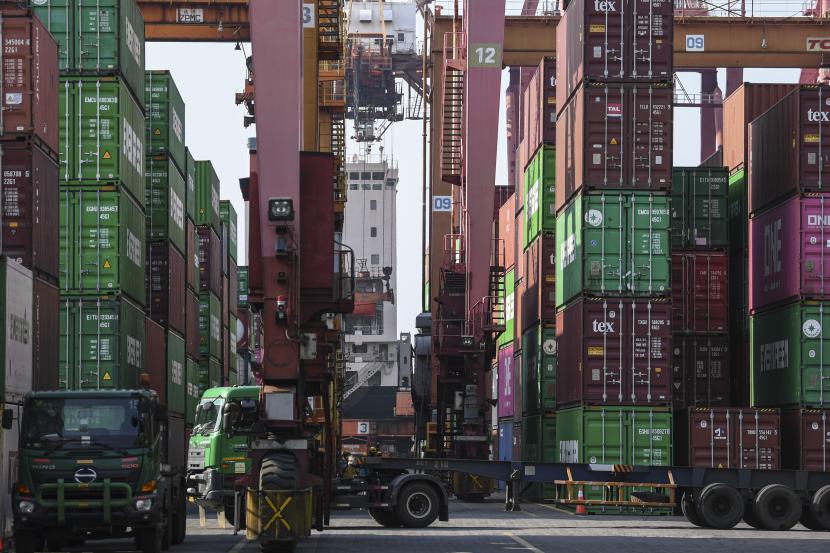 Sejumlah truk bersiap melakukan bongkar muat peti kemas di Pelabuhan Tanjung Priok, Jakarta Utara, Kamis (14/4/2022). Kamar Dagang dan Industri (Kadin) memprediksi surplus neraca perdagangan dalam negeri bakal terkoreksi pada Maret 2022 akibat peningkatan aktivitas impor yang signifikan pada awal tahun ini. 