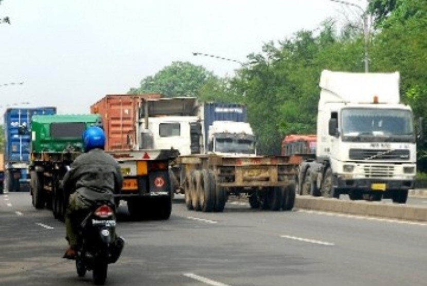 Sejumlah truk kontainer melintas di jalan Cilincing Raya, Jakarta Utara, Sabtu (15/1). 
