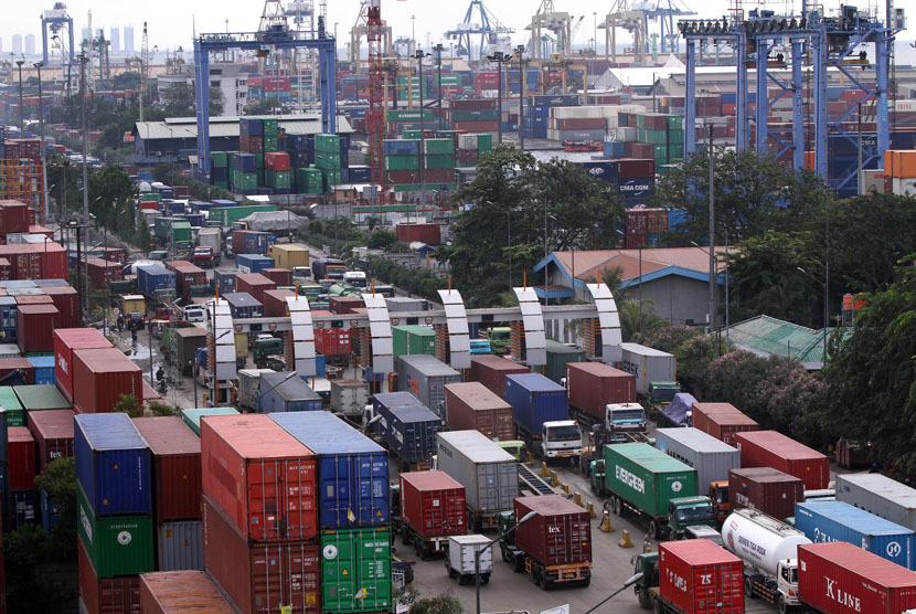  Sejumlah truk kontainer terjebak kemacetan di sekitar Pelabuahan Peti kemas, Tanjung Priok, Jakarta Utara. 