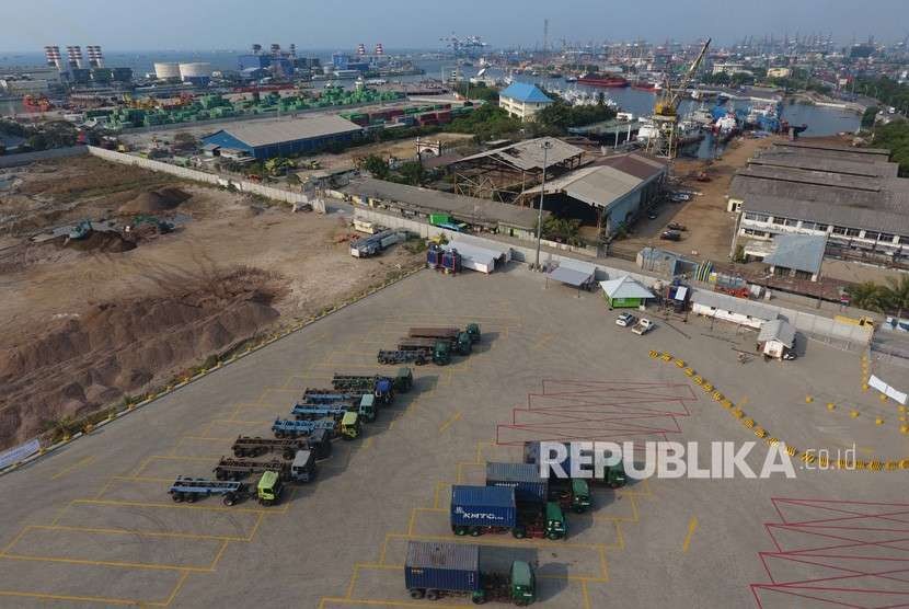 Sejumlah truk kontainer terparkir saat dilakukan uji coba penggunaan kantong parkir truk kontainer atau buffer area di Pelabuhan Tanjung Priok, Jakarta Utara, Kamis (11/10).