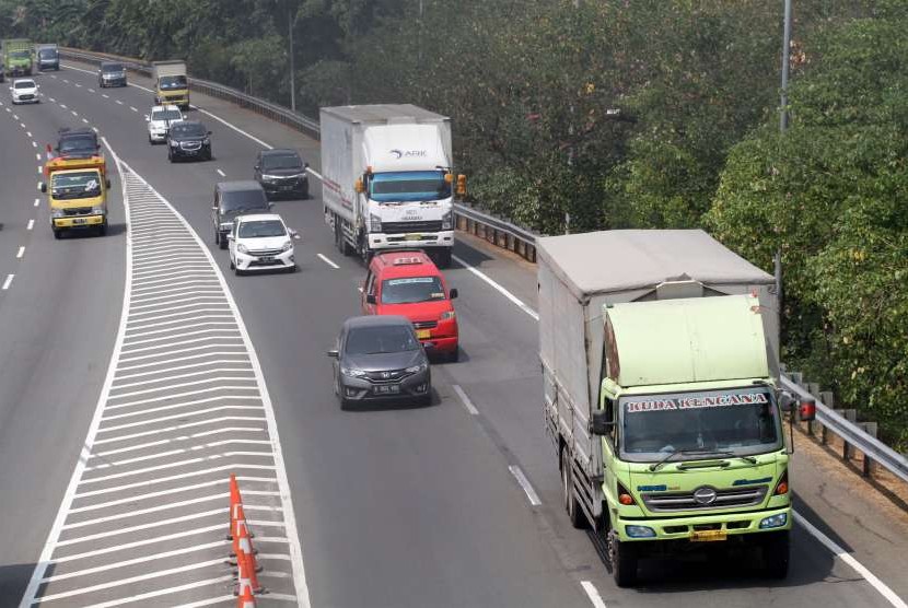 Sejumlah truk melintas di Tol dalam kota, Jakarta Timur, Rabu (15/8).