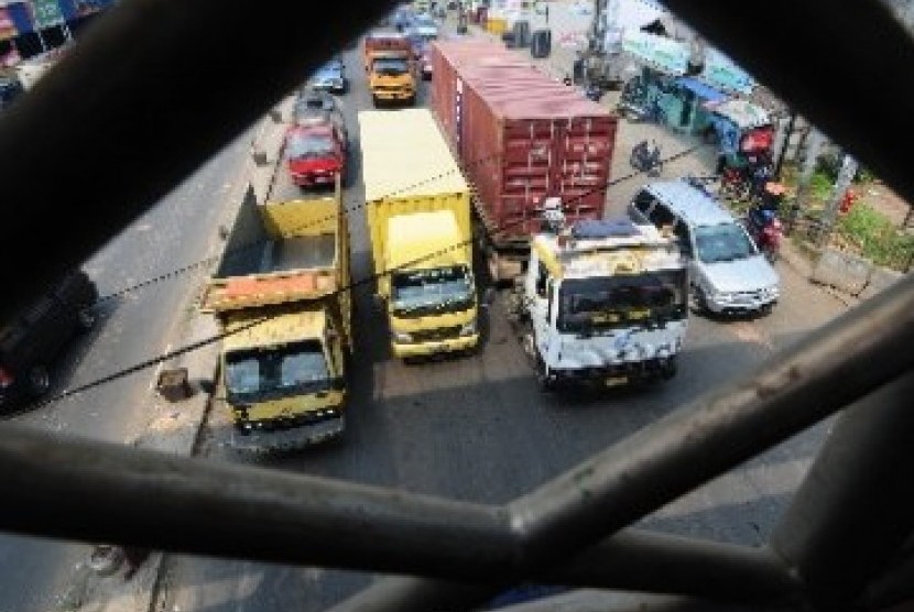 Sejumlah truk memasuki jalanan Tangserang Selatan menyusul pembatasan truk di tol dalam kota Jakarta.