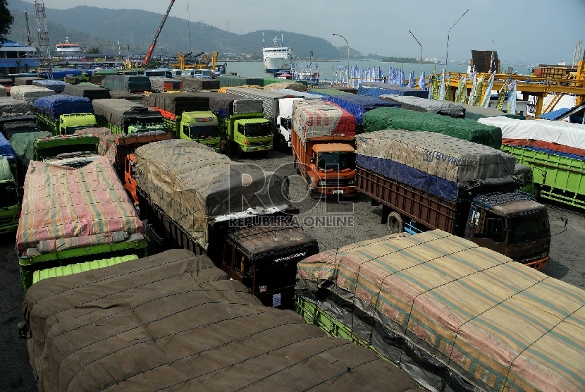 Sejumlah truk menanti kedatangn kapal roro di Pelabuhan Merak, Banten, Jumat (10/7).