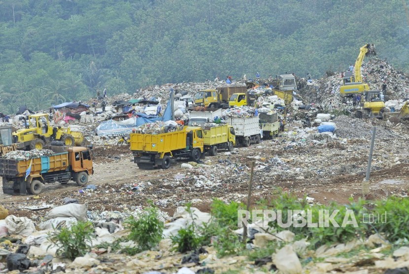Sejumlah truk mengantri untuk membuang sampah di Tempat Pembuangan Akhir (TPA) Sarimukti di Kecamatan Cipatat, Kabupaten Bandung Barat.